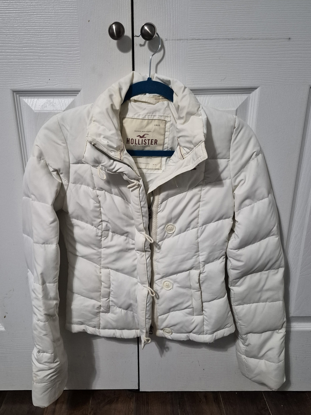 Hollister Women's Cream Quilted Puffer Jacket